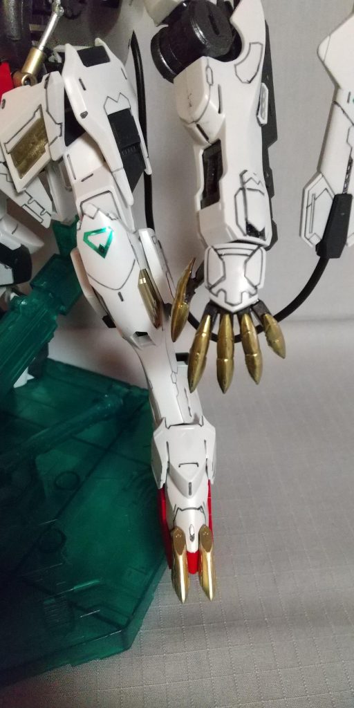 爪をスパイクとパテでシャープにしました。