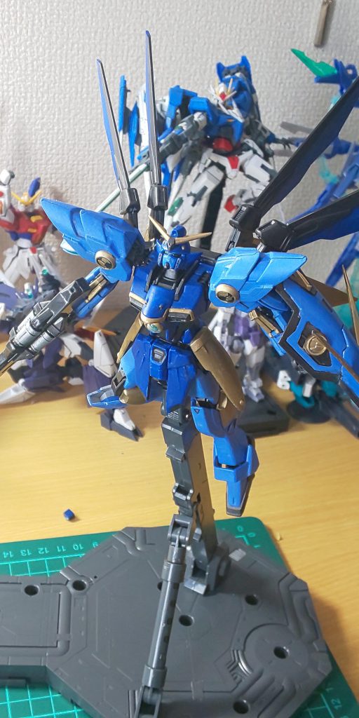 機体説明┅ビルドファイターズの世界でとある青年がリカルド・フェリーニに憧れて自分だけのウイングガンダムを作ったという設定です!名前のヴォライアはイタリア語で飛翔という意味があり、この4枚のウイングでどこまでも飛んで欲しいという願いが込められています。以下武装紹介