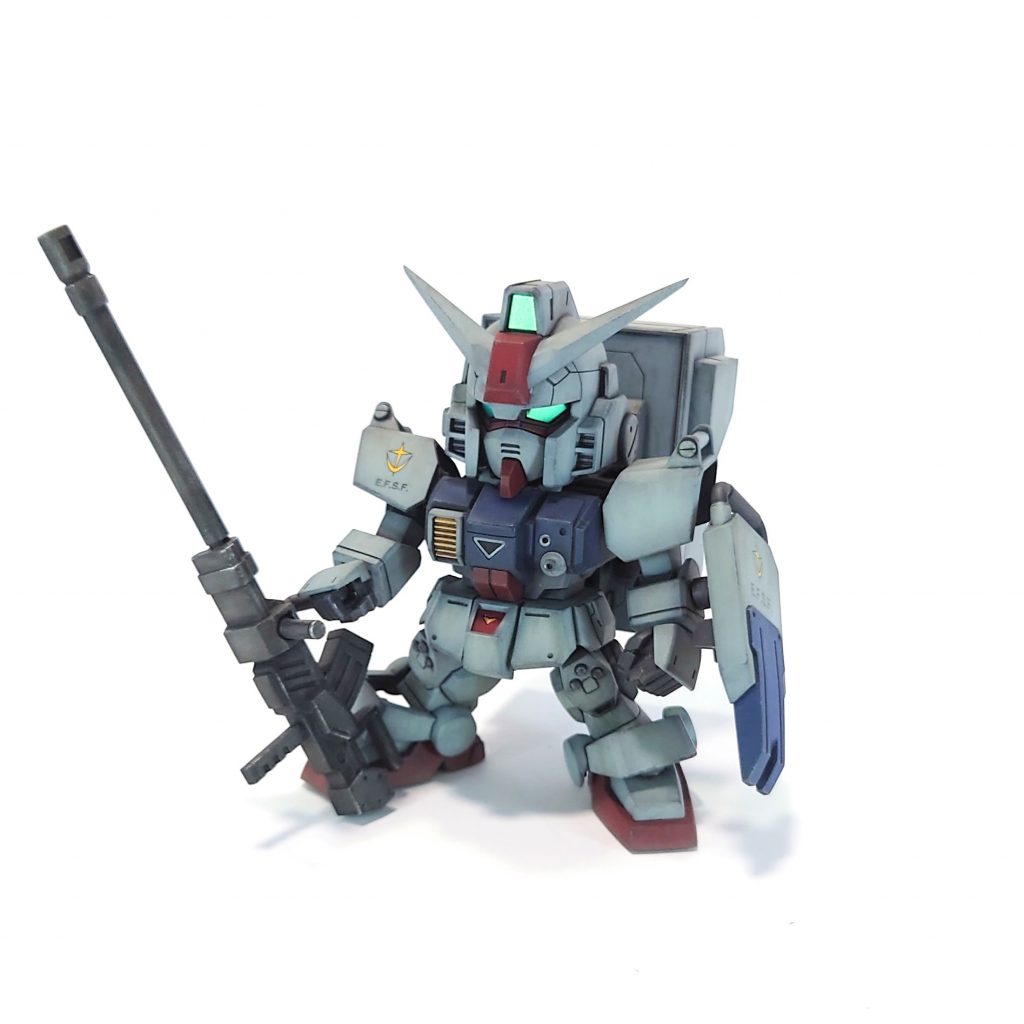 180ミリキャノンの両手持ちは厳しかったのでこのポーズ。ツインアイやカメラはメタリックカラーの上からガイアノーツのプリズムブルーグリーンを吹いて変化を付けて見ました。