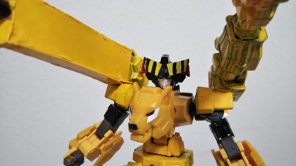 なぜ、胸に虎の顔があるのだ！？それは、カッコいいからだ ！！胸の虎はこれもまたアニマギアを使用して30MMのアルト(イエロー)に付けてます