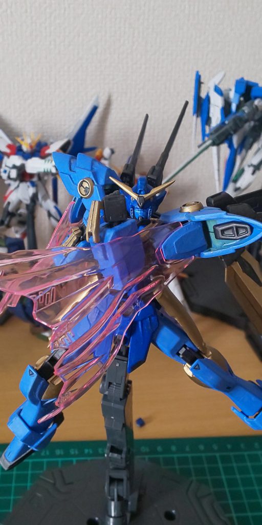 ビームマント┅フェニーチェが使用しているものと同様のもの。彼と彼のガンプラへの憧れから装備。これらの他にも頭部バルカンや20ミリ口径CIWS、そして自爆などの武装がある。以下適当にポージング。