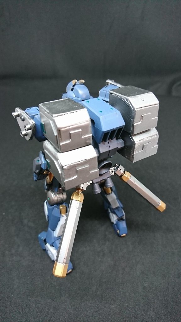 ガンダム・バティン「P.O.R.T」によって月で発見されたガンダムフレーム発見当時脚部フレームが全損していたため新たに脚部を製作背中のバックパックにナノラミネートコンテナが 四つ取り付けられており 機体の動きにあわせてコントロールでき物資を安定させナノラミネート装甲で作られており物資の損傷を防ぐことができる短時間効果を発揮するエイハブウェーブジャミングユニットが装備されているパイロットはかつて「バーズネスト」に所属していた元傭兵ペリカン現在は本名クラウス・パーシバルで呼ばれている