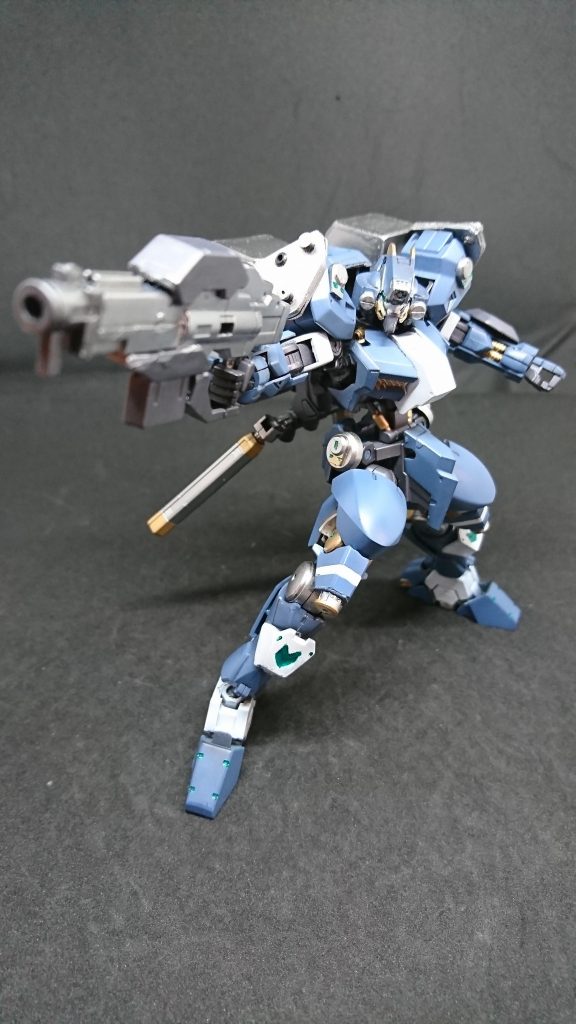 アサルトライフル/スタンバレット海賊に目をつけられた時の自衛目的のために装備許可された武装 クラウスが非殺傷の戦闘をするためスタンバレットが装填されているMSに適切な部位を与えることによって一時機能停止する効果があり非殺傷目的によく使われている