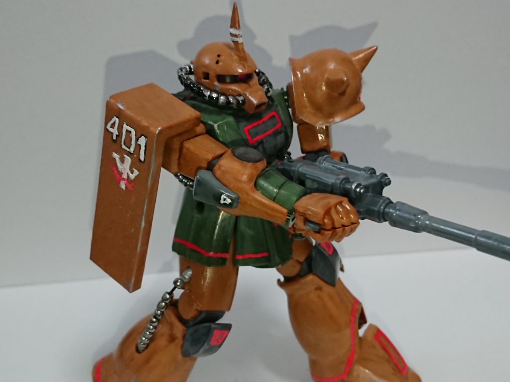 シャア!覚悟!マーキングはMSVやMGのガルマザクに倣ってますが、MG版の盾の「ZEON」はガルマの「401」の方が好きだったので変更。