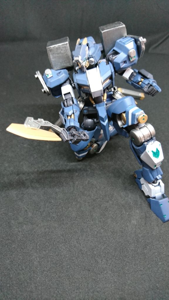 小型アックス 自衛手段のために装備許可された武装材質は丈夫で軽い為コックピットを潰すことができないが相手を怯ませてスタンバレットを打ち込む組み合わせによっては便利な武装と言えるだろう