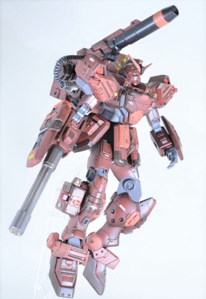 今回一番苦戦したのはパーツの破損でした。とにかく肩や足のミサイルや胸部ガトリングのハッチのヒンジがボキボキ折れてしまって…各部合計して7回も壊してしまいました…。もしヘビーアームズの改造を考えてる方はヒンジの部分の取り扱いに十分お気を付けください…m(_ _)m