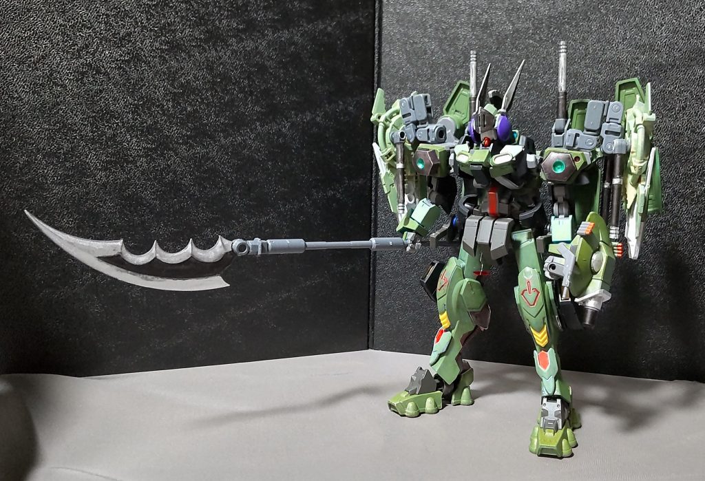 上半身や頭部はグレイズリッター、下半身はガンダムバルバトスで構成されています。細かい箇所は今まで作ったガンプラ達の余剰パーツにより構成しています。・頭部はグレイズリッターの頭部に30MMシリーズのフェイスパーツを付けて、ガンダムフェイスはガンダムデスサイズのフェイスを使用しました。※バイザーは可動します。・腰部はゲイレールシャルフリヒター用の腰パーツを使用しました。・脚部はガンダムウヴァルのを使用。・膝部にはグレイズリッターのスラスターを増設しました（勿論外せます）