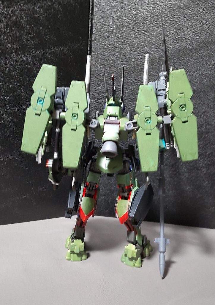 リアビューバックパックはグレイズ改弐のを使用し、グレイズリッターのブースターを4枚取り付けました。ブースターは可動するので、ポーズ付けに貢献してくれます。