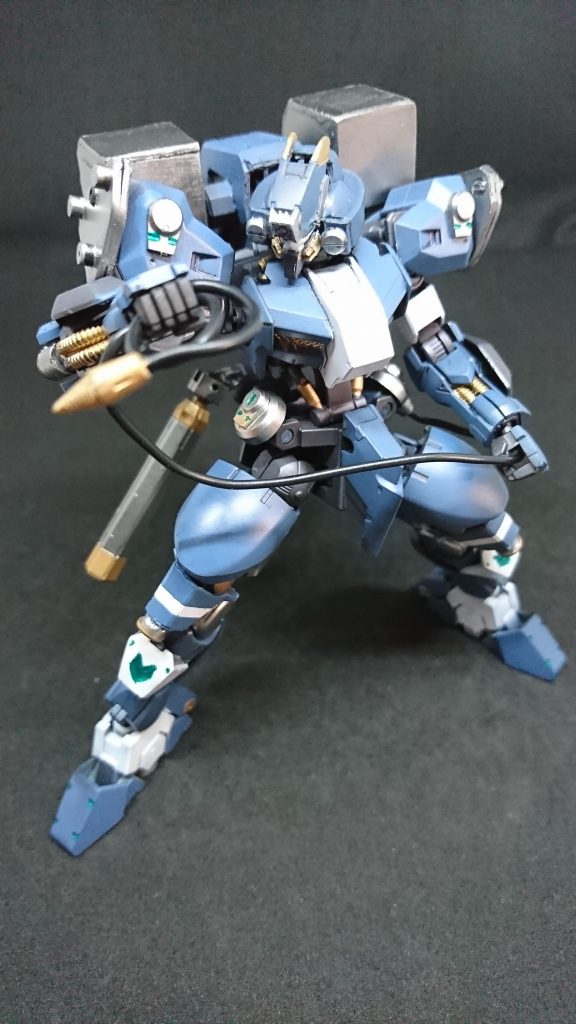 ワイヤーアンカー 相手の拘束や攻撃を捌き反撃に持ち込むなど多用途に対応できる携行品ワイヤーをカットすることができ拘束してから切り離せば次の相手にも使用できるその代わりアンカーを回収してからワイヤーに取り付けて使用すること