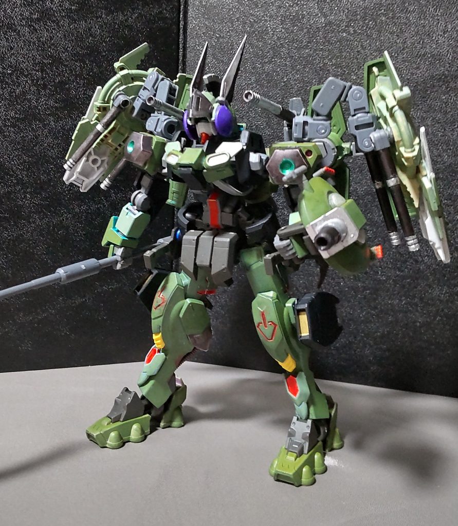 武装について・キャノン砲バックパックについている2本のキャノン砲で攻撃する。射程はそれなり。※コトブキヤの連装砲を使用。・攻防盾200mm砲左手に装備しているキャノン砲付きの盾より攻撃する。盾とは言っているが、実際はモビルワーカーの上半身を盾代わりに身に着けているだけなので耐久性はあまり無い。※小型のマシンガンやミサイルも付いているがフェイクである。