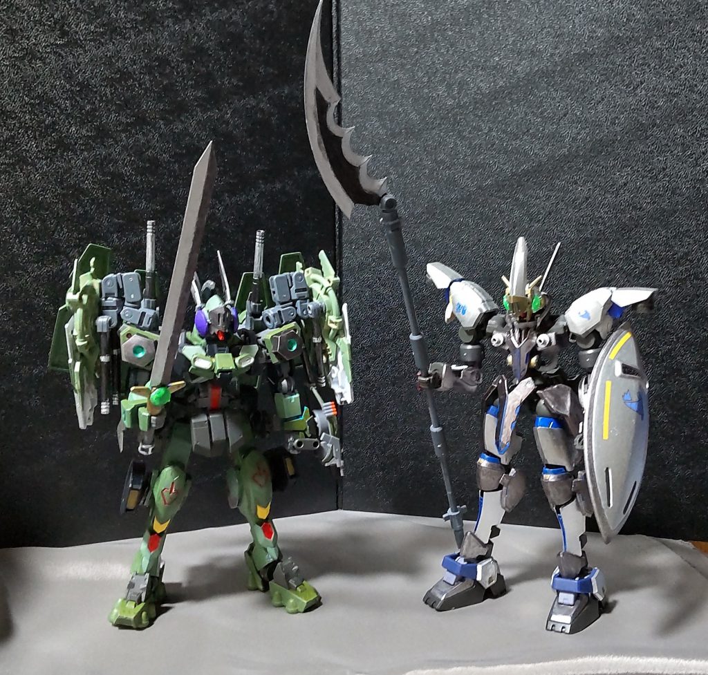 他の作品の武器を交換してみる。右の機体と槍の相性は良さげかも。