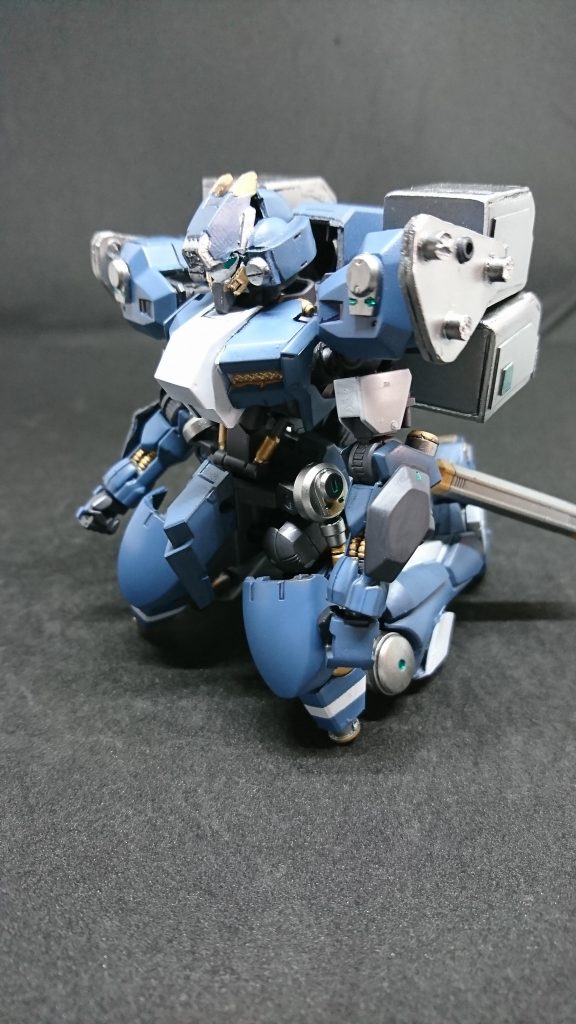 「P.O.R.T」大型研究企業物資の運搬と月面にて探査という名目で厄祭戦の痕跡を調査探索と厄祭戦で失われた技術と文化の復元、独自で食料、生活用品、医薬品を開発提供を行っている運搬ルートに中継地点が存在し補給、物資の搬入などが行われている クラウス・パーシバルバーズネストの元傭兵現在「P.O.R.T」の物資運搬兼月面探索と時に食料品の試食評価も行っている彼は無用な殺生はせず対人やMS戦では非殺傷の戦闘を行っている例え悪人だろうと何であろうとバーズネストの傭兵達から「甘っちょろい考え」「腰抜け」「偽善者」と罵られようとも信念を曲げなかった「その甘っちょろい考えで誰かが助かるんだ、誰も死なず誰も殺さずな」「いいんじゃないか?ペリカン、俺はあんたの考えは嫌いじゃないぜ」「そうか…ありがとうレイヴン」