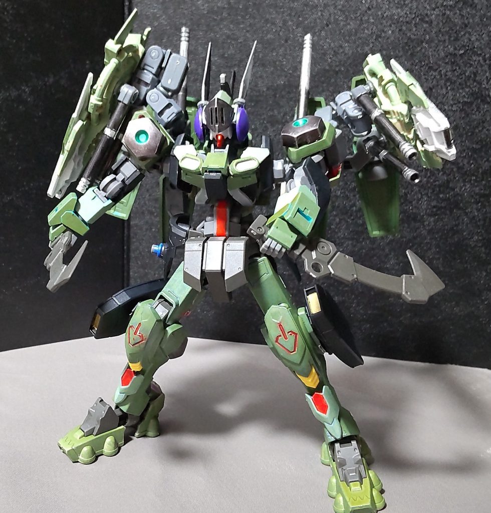 あまり使う事はないが、予備武器としてアサルトナイフを腰部に装備させています。