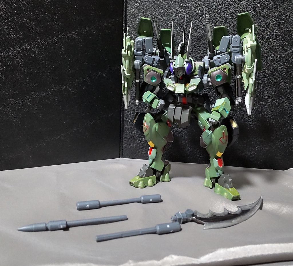 このバルディッシュは数パーツから構成されている武器なので、付けるパーツ数によって長さを調整出来ます。※この武器はコトブキヤのウェポンシリーズのトライデントスピアとスカルマサカーの合成品になります。