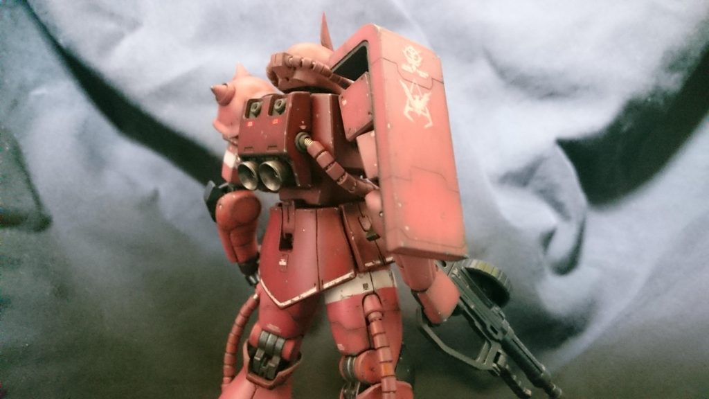 バーニアは縁を薄くしてます。塗装はグラデーション基本ベースにエナメルでフィルタリングして、全体にチッピングをしてます。とても良いザクのキットですね！そのうち量産型も作りたいです。 最後までご覧頂きありがとうございました。