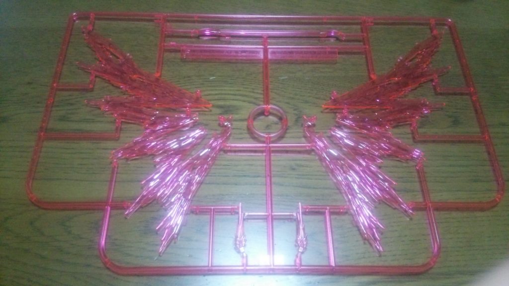 このスケスケピンクのパーツを見て、ピンクの翼が作りたくなり、今回の制作に至りました。この翼には、「卒業しても羽ばたいて！」という意味を込めています。