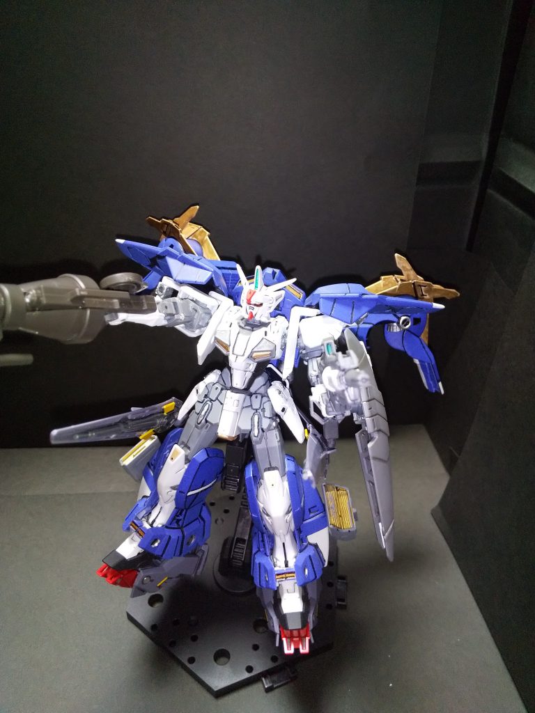 追加装備のスラスターウイングに付いてるライフルも前面に向けての面制圧射撃ポーズSEED世代なのでこういったポーズが好きです