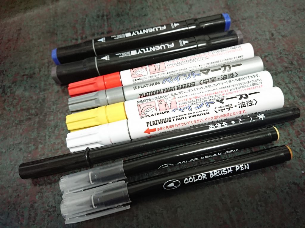 塗装に使ったペン達。上からアルコールマーカー、ペイントマーカー、筆ペン。基本的にはメインで青、首もとやヘリウムコア等の黄色、関節、武器、背中のダークグレー。あとはウェザリングやマーキングで使用。マーキングは爪楊枝でチビチビと。ここには写っていませんが、マッキーの黒ペン(極細も太いのも)も使いました