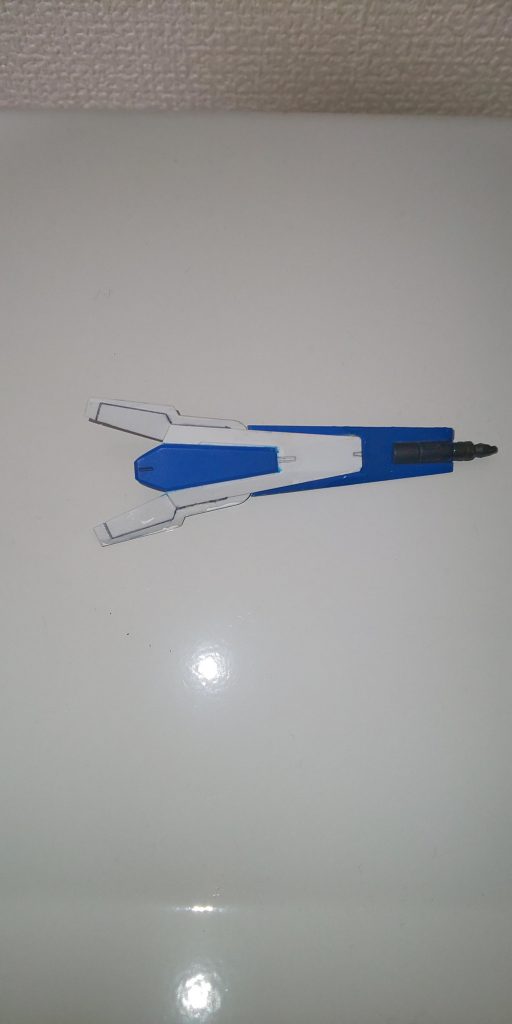 シールド┅先端には牽制用のビームガンを装備