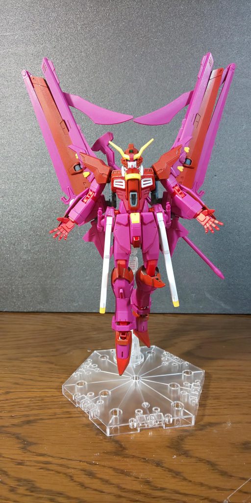 「ラヴアタァァック!マックスゥゥゥウ!!」本来なら額のセンサーから出るハートはラヴストライカーでハートを形作ることでより巨大なハートに。