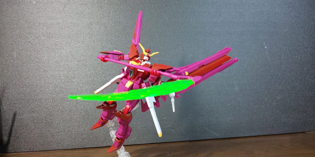 間接はアメイジングストライクフリーダムの物を使用。ガンダムラヴファントムの黒い部分をシャインレッドでベタ塗りしたらくすんだオレンジになってしまったので、上からクリアーレッドを吹き掛けました。一部ガンダムマーカーロイヤルメタレッドで塗装。残りの部分はガンダムマーカースミイレペンで墨入れした後、つや消しスプレーを全体に。