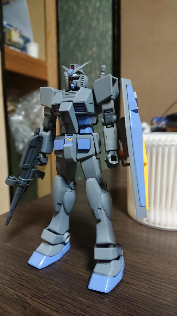 本体色はメカサフライトフレーム、ライフル、バックパック、拳はメカサフスーパーヘビィ青(?)はクレオス新水性塗料のすみれ色メインカメラの赤はクレオス新水性塗料のマルーン黄色は無塗装です。新水性塗料のテストを兼ねての作成でしたが良いですね。めちゃくちゃ進化してますね、乾燥も早いし塗膜の強さも充分です。