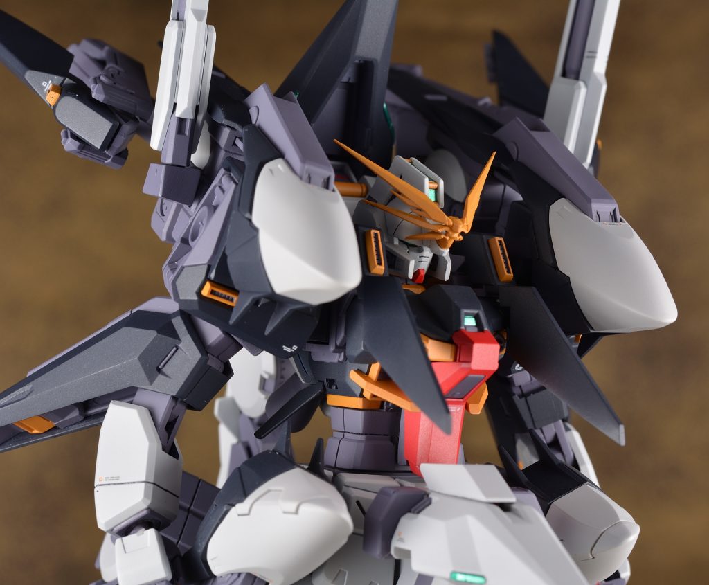 胴体は新造パーツを噛ませることで4mm延長しました。腹部のハイメガ粒子砲ハッチは差し替えで収納 / 展開状態を再現できます。