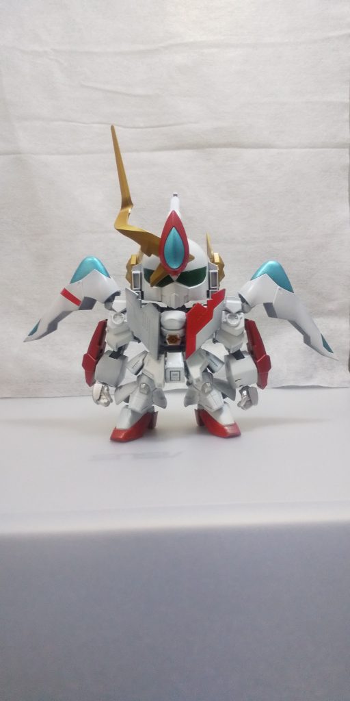 ブースが巨大化したので遠巻きな写真に。説明文打つときにズームで撮れば良かったのではと気付く凡ミス。SDサザビーを芯にパテなどでエルガイヤーのパーツを無理矢理接合。頭部も何かしらのSDのパーツをパテで包み込んでPC接続部分を強引に確保。そしてシールを紛失したために目まで塗装する羽目に。