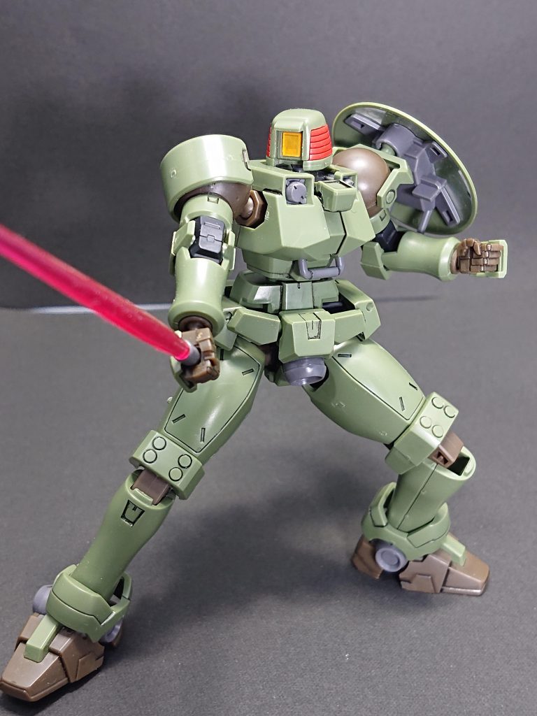 このキットは一般的な関節機構ではなく結構簡素な作りだったのでサクサク組み上げることができました。