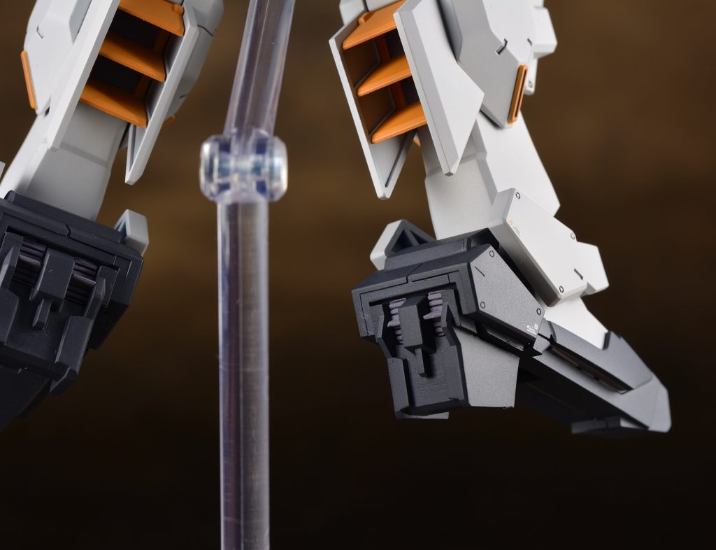 脚部はふくらはぎを丸ごと新造パーツに置き換えました。また、ヒールのスラスターをリファイン版のデザインで新造しています。