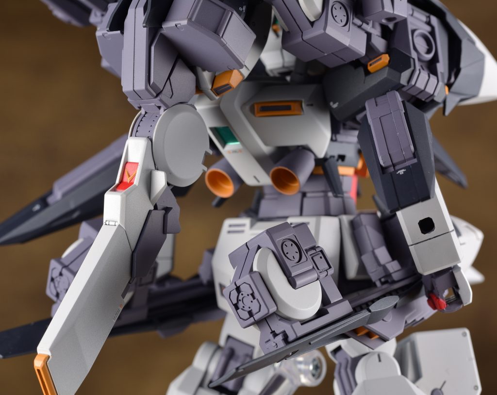 フルドドⅡのドラムフレームは接続用の穴が多く空いていて見栄えが悪いため自作のディテール入りパーツで埋めています。背中のドラムフレームは肉抜き穴が気になったため余っていたハイゼンスレイⅡのMA形態用のパーツと交換しました。ブーストポッドとの接続部は新造し、TR-6のサブアームが好みの角度になるように調整しました。