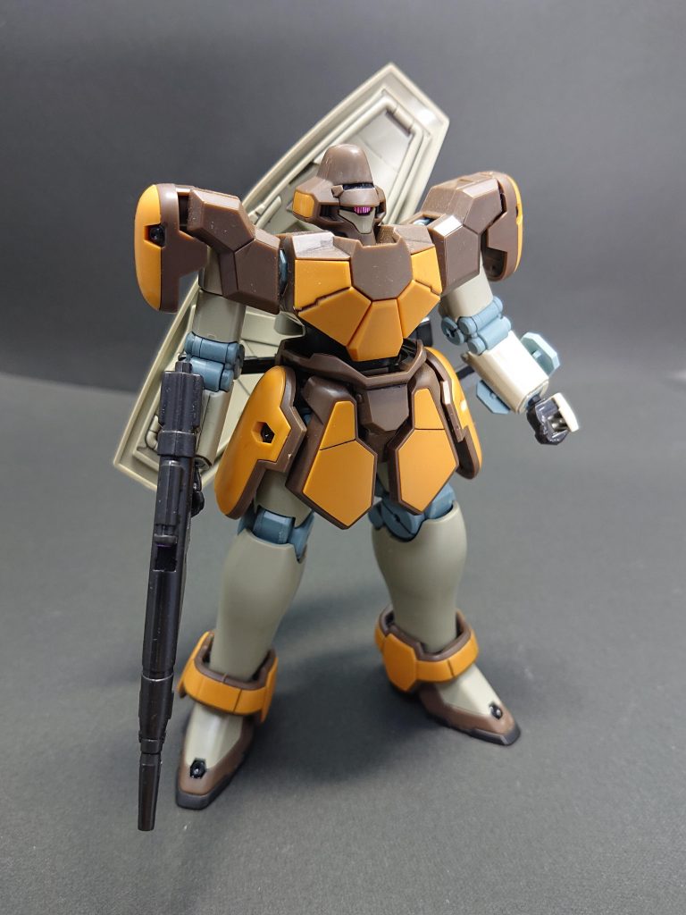 作成は素組み。頭部センサー、ライフルセンサーの箇所のシールを使いました。各部のブースター（？）は筆塗りでブラックを入れました。まさかのキット化でしたが、手に取るとめっちゃ好みなキットでした。