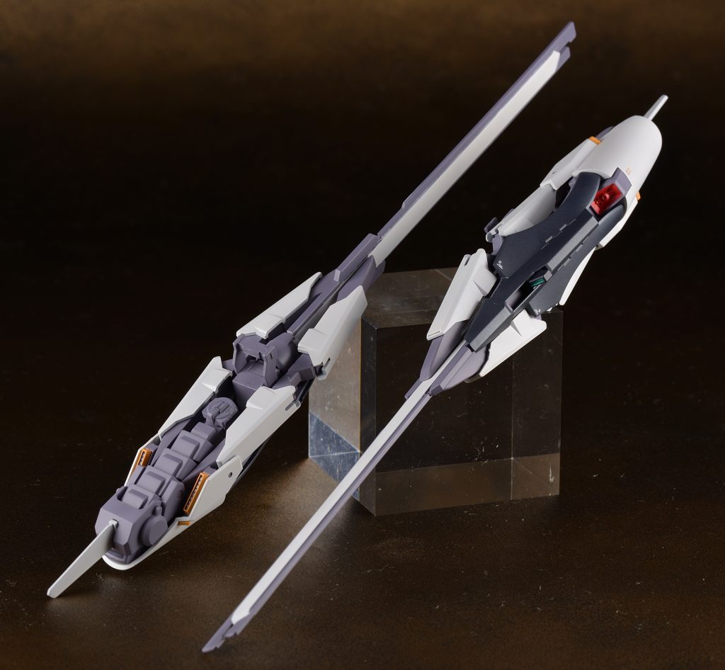 コンポジットシールドブースターはヘイズルに対して大きい印象があったため、後部の白いパーツとクローアームを自作して横幅を縮小しました。ブレード部分もキットのものは長すぎるのでウーンドウォート等の短いものに交換し、さらに5mm短縮しました。また、コンパクトな蛇腹アームや持ち手を新造し、装備した時になるべくスッキリみえるようにしました。