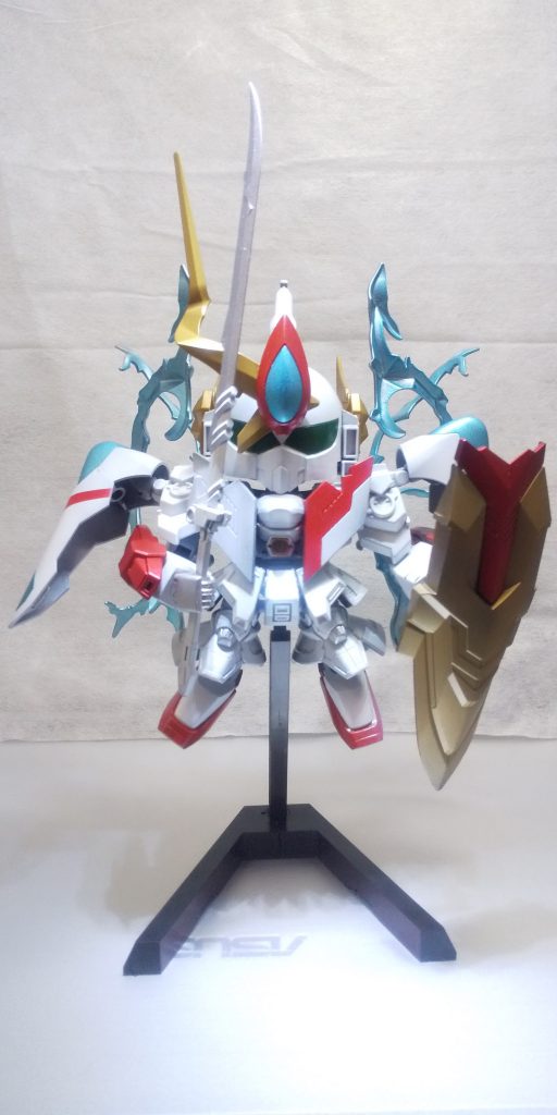 これまた持て余していたMSGのサムライソード2を持たせ、ある日バッキリぶっ壊れたLBXのファントムのマントみたいのを使って盾に。ファントムのパーツを加工する際に小気味よく音を立てていたので経年劣化ァと軽く毒づいていました。