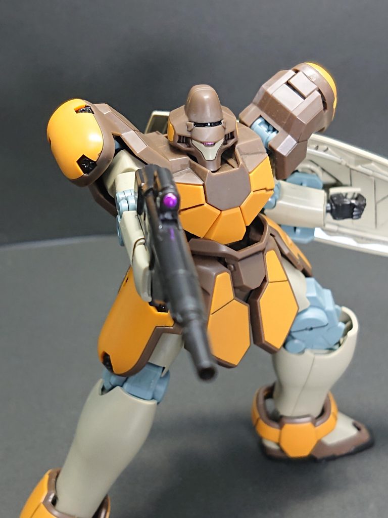 このキットは実家で作ったのでそんなに手をかけず、サクッと組み上げました。関節など一般のものとは違い、かなりあっさりと組めたので印象的です。