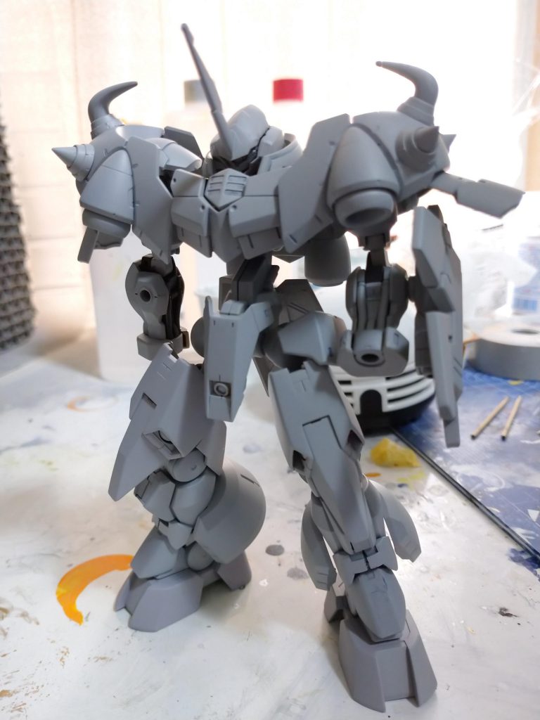 サフ状態捨てサフのつもりで吹いたのに、傷の有無やパテの厚盛りとかがよくわからずそのまま塗装してしまっていますサフ状態の仮組みは初の試みでしたが、全体のシルエット確認とかにはもってこいの工程でした