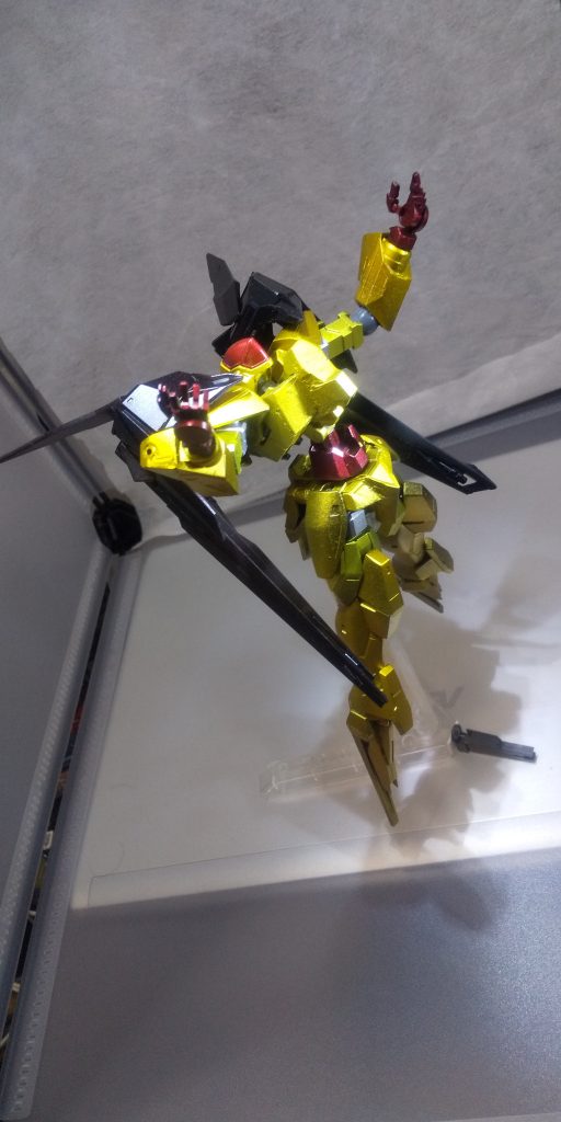 武装や性能といった悉くのデータが不明。判明しているのは姿見と発した言葉だけである。どのような目的で創られた/遣わされた/顕れたのかも解らず、白兎やソルシエールとの関連も不明である。ただ、白兎と敵対的な存在であることは明白である――――