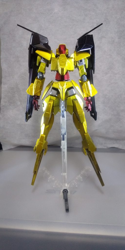 機体名:十六夜光鋼(仮称)武装不明とある夜、ガンダム・アズールが白兎を伴って(勝手についてきた)哨戒に赴いた際遭遇した詳細不明のモビルスーツ。会敵するや否や、白兎を見つめこう言い放つ。 『――貴様は、ソコで何をしている』 それは機械のような/老人のような/怒りを孕んだような/憐れんだような声であったとアズールのパイロットは語る。なお名称は不明であり、見た目から十六夜光鋼(いざよいこがね)と仮称された。