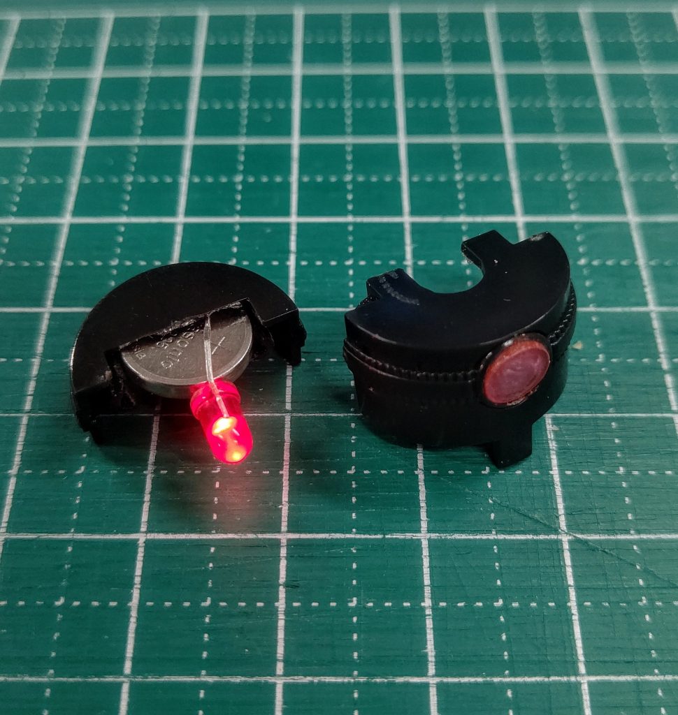 脳ミソくり貫いてボタン電池1025と超安い砲弾型LEDを設置した。経験不足の自分には空間的余裕が全く無いのでボタン電池を挟むだけで点灯する仕組み。いちいち頭を開けないとオンオフ出来ません。色々ミニルーターで削り頭は簡単に開けられる様にしてます。LEDチップにすればもう少し何か工夫するゆとりが出来るかもしれません。スイッチとかスイッチとかスイッチとか・・・。モノアイの稼働部分のみで完結しているので他の機体も少し手を加えれば入れ換える事でモノアイ点灯が可能です。