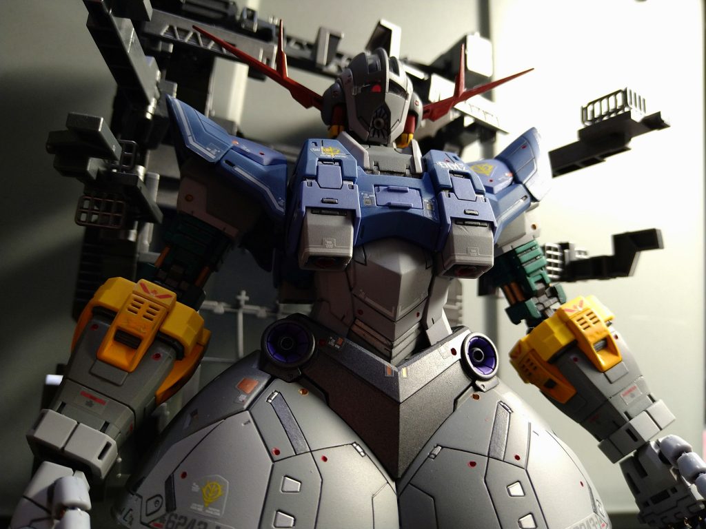 キットが大変素晴しいので、技量の無い私でも格好良く見えます😅。バーニア等も細かく作られていたり、機体全体の可動範囲の広さにビックリしました。