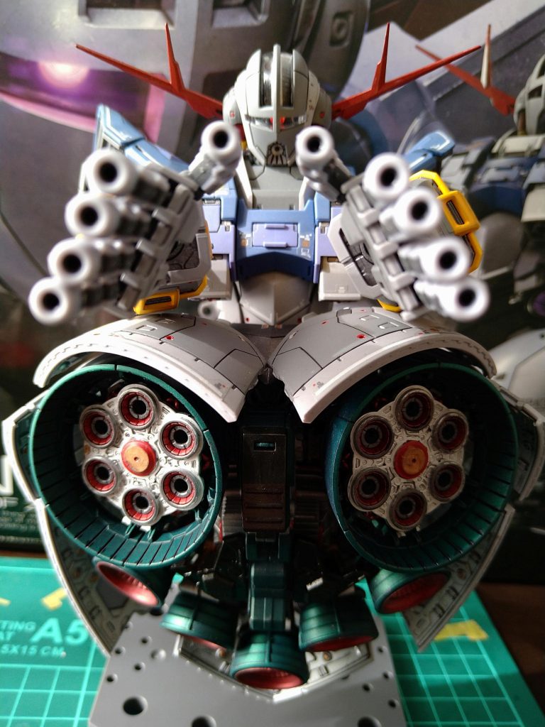 モノアイは蛍光ピンクで塗装。RGジオングは細部にこだわりがあり過ぎて、見えない所の塗装も自己満足になりますが、楽しかったです。