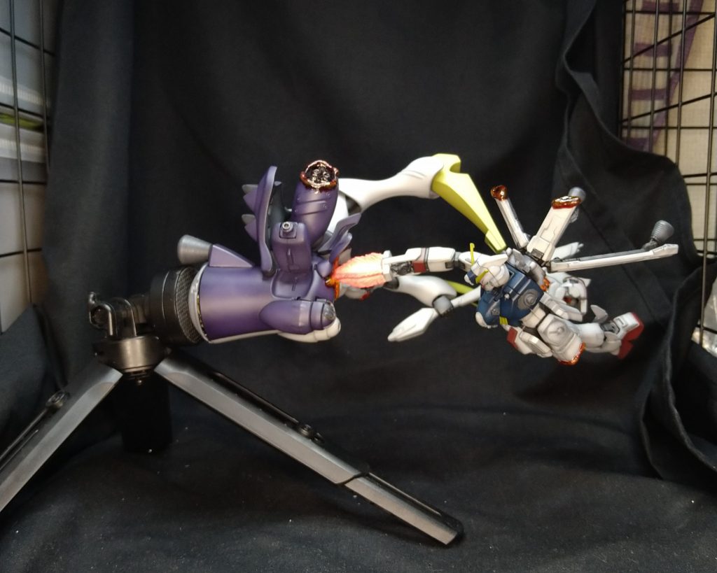 クロスボーンガンダムの腕はパテ成形で芯に真鍮線を入れてディキトゥスと接続出来るようにしているのでこのような無理な姿勢での写真が撮れますディキトゥスは背中にネジ穴を仕込んで三脚と固定出来るようにしてます