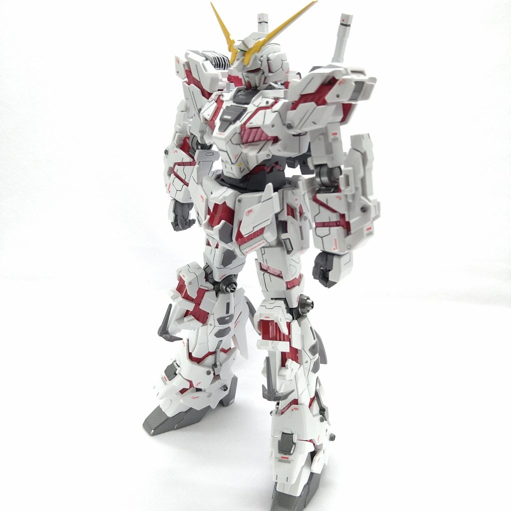 まずは普通に立ってる写真です。ところどころミキシングしました。胴のディテールを一番頑張りました。