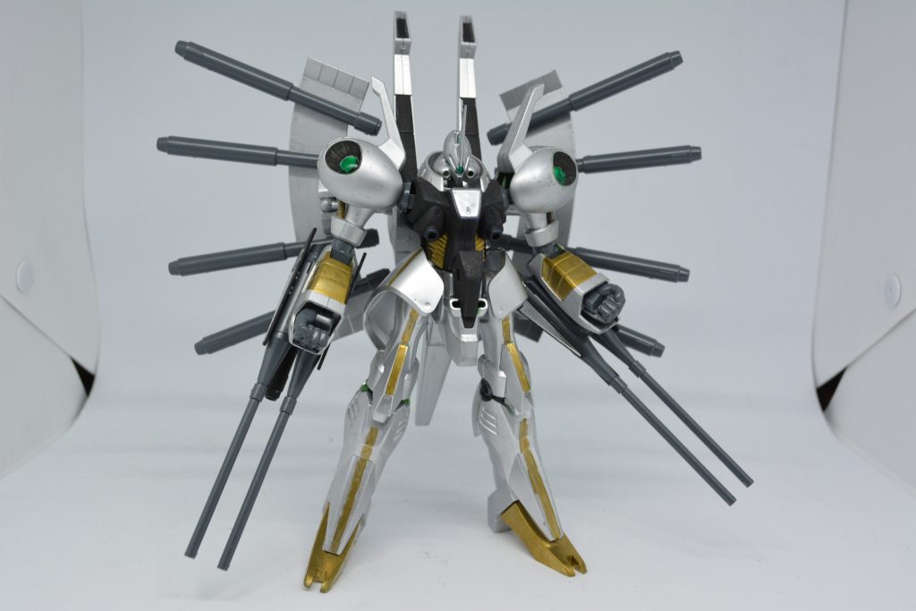 レイアパラス・アテネの二連ビーム・ガンを両腕に配し火力を向上させた機体。胴体にあった動力パイプは技術向上に伴うレイアウト変更で機体内部に収められている。クロノスやその他ティターンズ機体後継機同様に頭部センサはモノアイからバイザー型に変更されている。