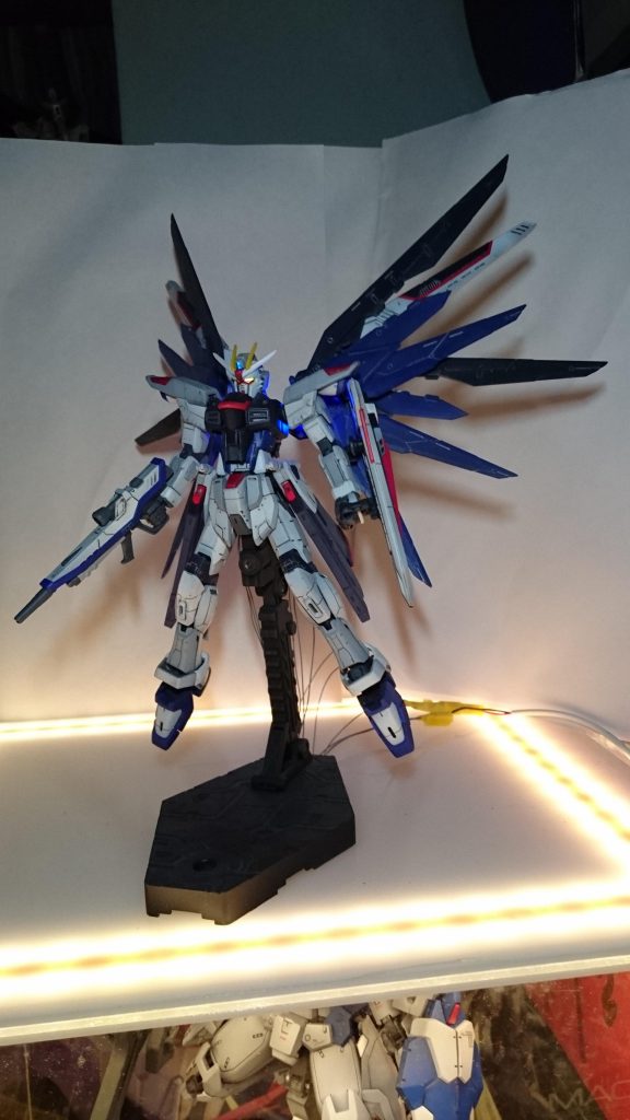 発光箇所は頭のカメラなどそしてウイングの付け根に開口していて、そこからもLEDで青い光を出す(連ザ覚醒風)