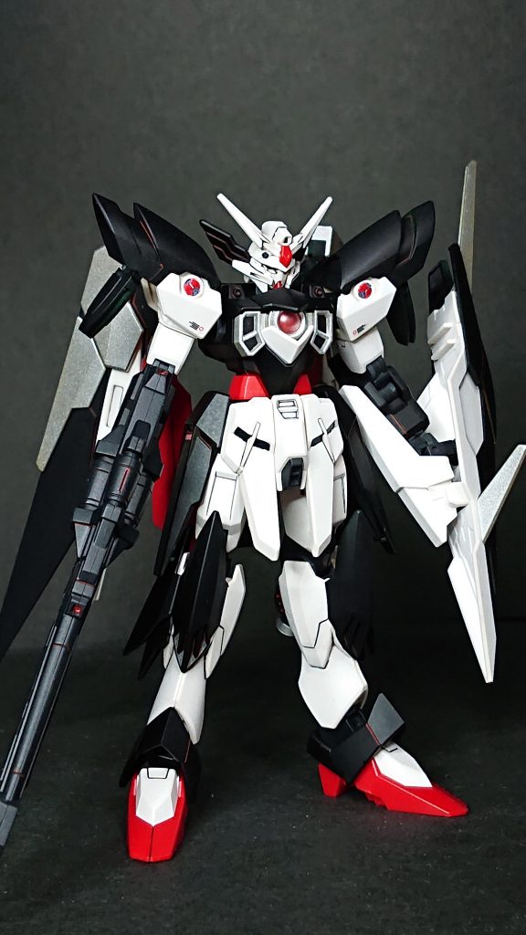 正面立ち姿。元のスタイルが良かったので、カラーチェンジとステッカーのアクセントで仕上げています。ブラックに流れる赤いスミ入れは、私の中二の影響をモロに反映させました。