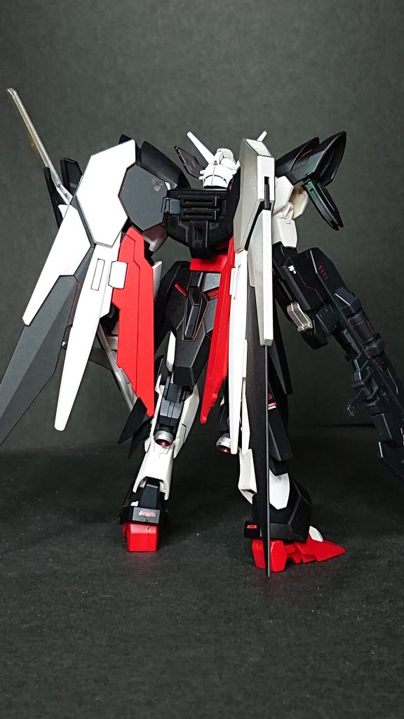 背面立ち姿。ウィングにモールドを入れようかとも思ったのですが、シンプルな方が良いかとそのままにしました。ＭＧで作る機会があれば、情報密度にも凝ってみたいです。