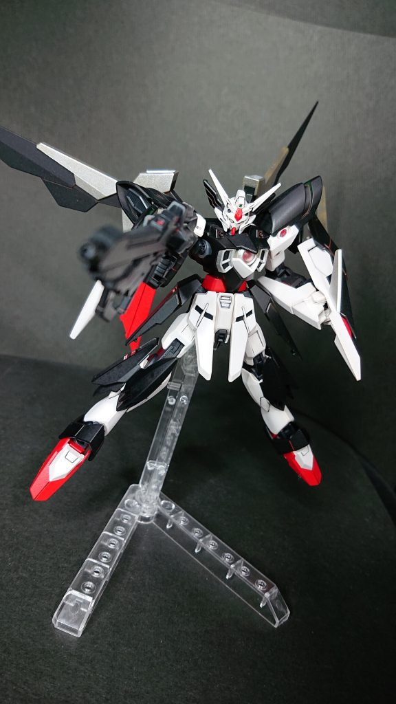 バスターライフルカスタムを構えて。左右非対称だった頃も好きですが、レイジ達との激闘後にパワーアップして登場した時は嬉しかったですね。