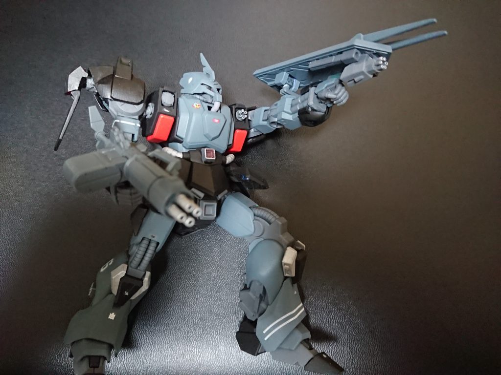 手持ち火器はビームガトリングガン。ヅダから貰ったピック付シールドにはバルカン砲とビームガンが内臓されてます。