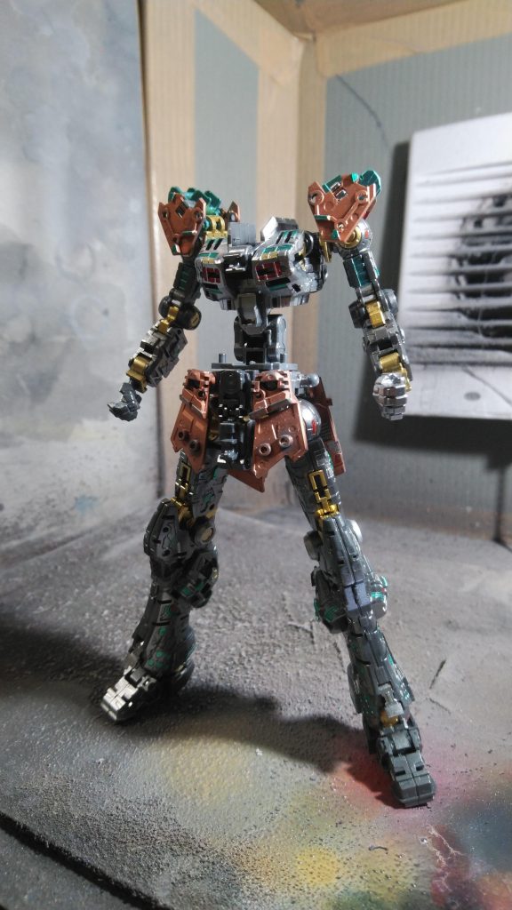 フレームは5色で塗りわけ、フレームの一部にカッパーを使用して異種素材を表現しました。相変わらず装甲をはめると、ほとんど見えません。サザビーの時も言いましたが、あえて言おう！チラ見せは男の美学と！！